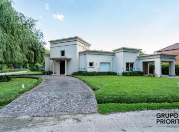 Casa · 350m² · 7 Ambientes · 2 Cocheras · Casa en Venta en La Mejor Ubicacion de La Peregrina!