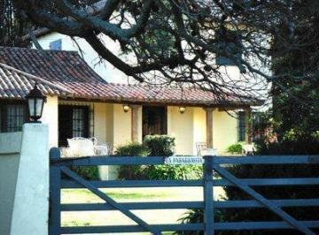 Casa · 230m² · 7 Ambientes · 1 Cochera · La Paraguayita