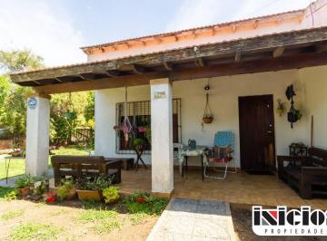Casa de 3 ambientes, Mar de Ajó · Hermoso Chalet en Entorno Tranquilo - C1036