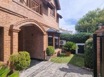 Casa · 240m² · 6 Ambientes · 1 Cochera · Casa en Las Lomas - La Merced