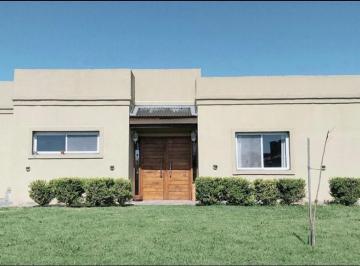 Casa · 121m² · 4 Ambientes · 2 Cocheras · Casa en Una Planta! Oportunidad!