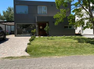 Casa · 200m² · 6 Ambientes · 1 Cochera · Casa en Barrio Los Paraisos