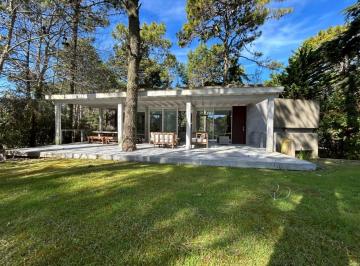 Casa · 234m² · 5 Ambientes · 1 Cochera · Venta de Casa en Carilo Moderna y Minimalista