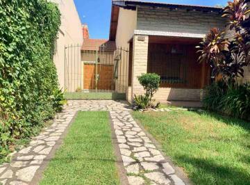 Casa · 183m² · 4 Ambientes · 2 Cocheras · Excelente Propiedad en Hurlingham, Zona Parque Quirno