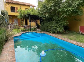Casa · 197m² · 4 Ambientes · 2 Cocheras · Casa con Pileta y Quincho