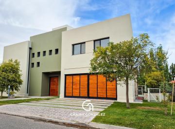 Casa · 326m² · 7 Ambientes · 2 Cocheras · Casa en Venta Comahue Golf Club Neuquén