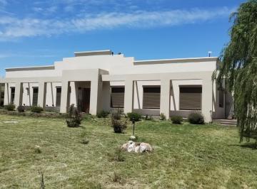 Casa · 268m² · 5 Ambientes · 2 Cocheras · Venta/tornquist/casa/4 Hab/garage/piscina
