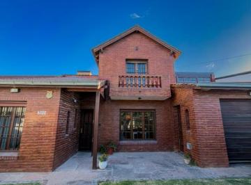 Casa · 241m² · 5 Ambientes · 2 Cocheras · Imponente Chalet 5 Ambientes con Garage y Gran Parque