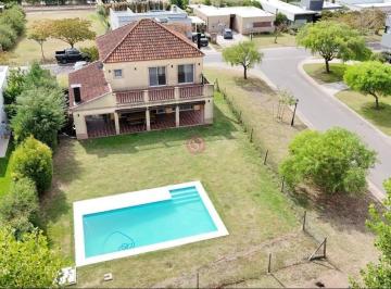 Casa · 216m² · 4 Ambientes · 1 Cochera · Casa en Venta en Santa Guadalupe, Pilar del Este, Pilar