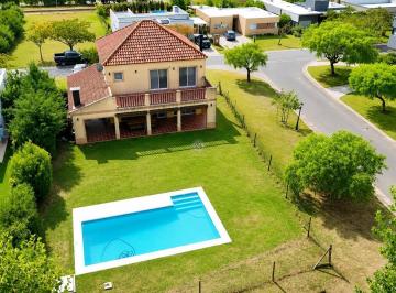 Casa · 216m² · 4 Ambientes · 1 Cochera · Casa en Venta en Santa Guadalupe, Pilar del Este, Pilar