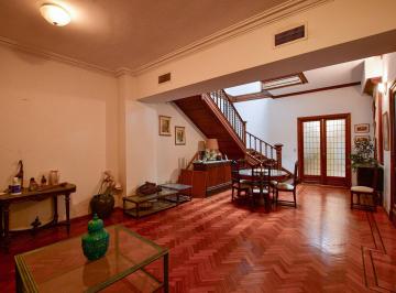 Casa · 287m² · 9 Ambientes · 1 Cochera · Casa de Estilo en Venta en La Plata, 4 Dorm., 4 Baños
