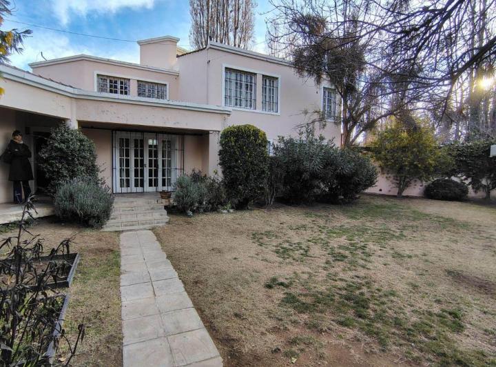 Casa · 259m² · 9 Ambientes · 2 Cocheras