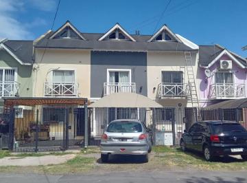 Casa · 95m² · 4 Ambientes · 1 Cochera · Triplex en Venta en Pilar