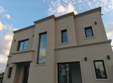 Casa · 170m² · 5 Ambientes · 2 Cocheras · Casa en Venta Dos Plantas en Pilar del Este Santa Sofia
