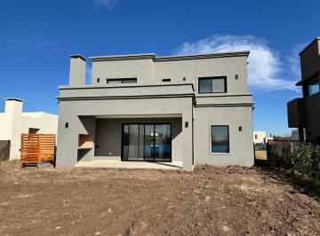 Casa · 179m² · 5 Ambientes · 2 Cocheras · Casa de Dos Plantas en Pilar del Este Santa Lucia
