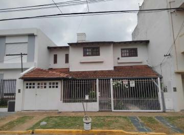 Casa · 180m² · 5 Ambientes · 1 Cochera · Casa Chalet en Venta en Olivos, Vicente López, G. B. a. Zona Norte