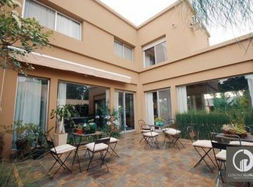 Casa · 245m² · 7 Ambientes · 2 Cocheras · Casa en Venta - 3 Dorm., Loteo Colombres, Pileta