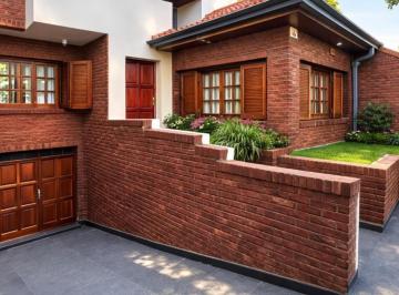 Casa · 250m² · 6 Ambientes · 2 Cocheras · Chalet en Alquiler/venta. Impecable Estado. Inmejorable Ubicacion