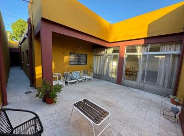 Casa de 4 ambientes, Quilmes · Casa 4 Ambientes con Patio, Cochera, Quincho y Terraza en Venta
