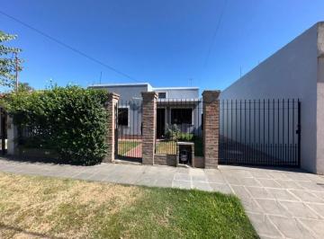 Casa · 117m² · 3 Ambientes · 3 Cocheras · Casa en Venta con Amplios Ambientes! Ascasubi 1772, Luís Guillón.