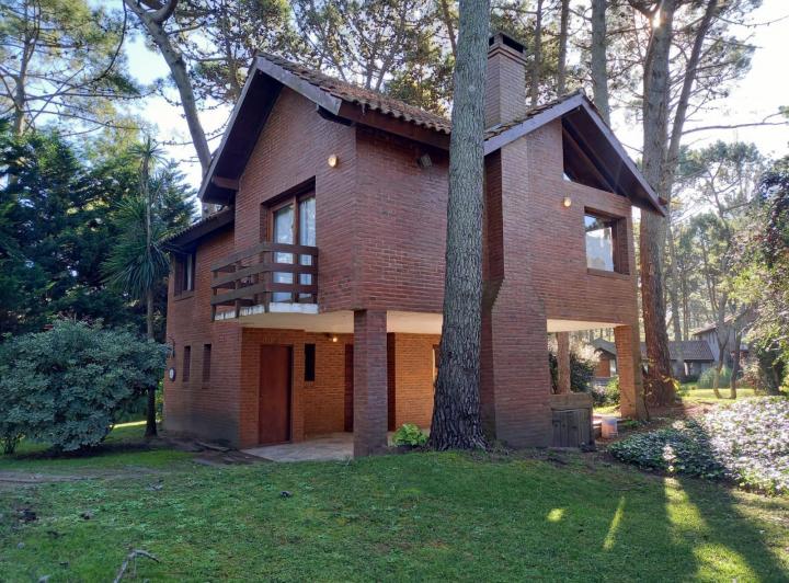Casa · 210m² · 6 Ambientes · 1 Cochera