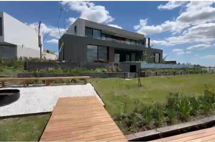 Casa · 700m² · 7 Ambientes · 2 Cocheras