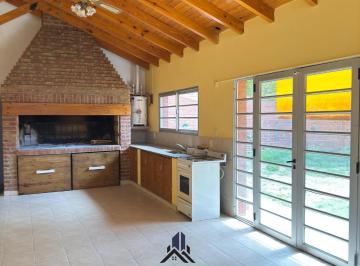 Casa · 206m² · 4 Ambientes · 1 Cochera · Casa en Villa Regina