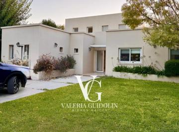 Casa · 180m² · 5 Ambientes · 2 Cocheras · Casa en San Matthews