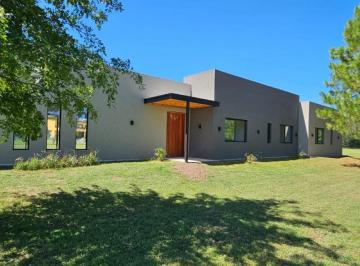 Casa · 165m² · 4 Ambientes · 1 Cochera · Casa - La Elina