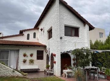 Casa · 140m² · 4 Ambientes · 2 Cocheras · Casa en Loma Verde. Apta Credito!
