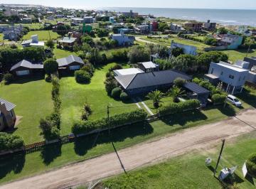 Casa · 186m² · 6 Ambientes · 1 Cochera · Venta de Propiedad Principal con Cabaña Para Invitados Sobre Dos Lotes - a Una Cuadra de La Playa