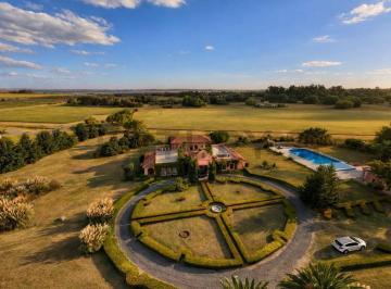 Casa · 964m² · 5 Ambientes · Casa de Campo a La Venta en Santa Maria de Lobos Polo Club