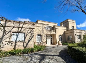 Casa · 275m² · 5 Ambientes · 2 Cocheras · Casa en Alquiler en Martindale Country Club