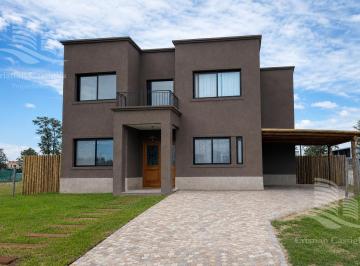 Casa · 240m² · 4 Ambientes · 2 Cocheras · Casa en Venta de 4 Ambientes en Laguna Grande, Villanueva