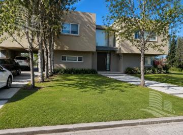 Casa · 335m² · 6 Ambientes · 3 Cocheras · Venta - Casa 6/ambientes - Pileta, Jardín - Terravista
