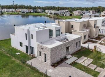 Casa · 223m² · 6 Ambientes · 2 Cocheras · Casa a La Venta en Santa Ana