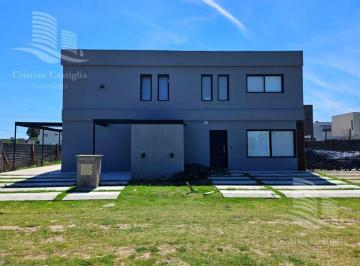 Casa · 110m² · 5 Ambientes · 2 Cocheras · Luminosa Casa en Venta / Spring Park - Pilar
