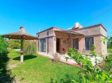 Casa · 85m² · 3 Ambientes · 1 Cochera · Venta Casa 1 Dormitorio + Pileta + Jardín + Jardín de Invierno - Punta Chacra - Roldán