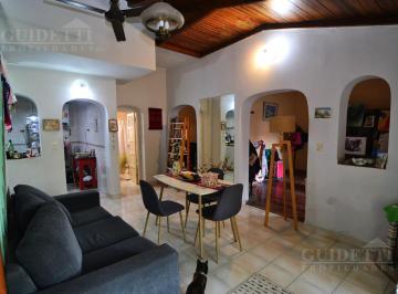 Casa · 140m² · 5 Ambientes · Venta Casa con Jardín Al Frente Garage - m de Plaza Mackenna - Saavedra