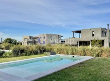 Casa · 277m² · 6 Ambientes · 2 Cocheras · Casa a Estrenar en Venta en La Calesa, Pilará con Pileta