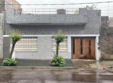 Casa · 150m² · 3 Ambientes · 1 Cochera · Casa en Valentin Alsina