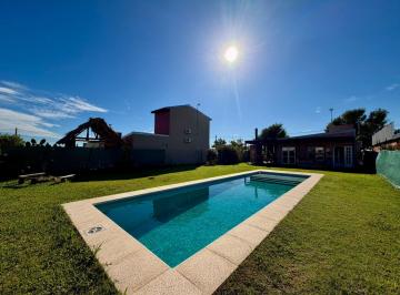 Casa · 55m² · 2 Ambientes · 2 Cocheras · Casa Amoblada en Alquiler con Piscina en Punta Chacra Roldán