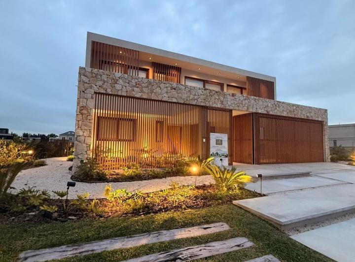 Casa · 330m² · 8 Ambientes · 3 Cocheras