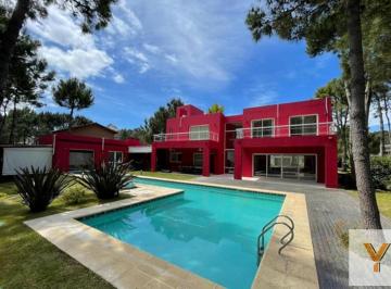 Casa · 296m² · 6 Ambientes · Casa en Venta - 4 Dorm. 2 Baños - Pinamar