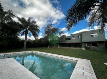 Casa · 550m² · 8 Ambientes · 5 Cocheras · Se Recibe 40% en Propiedades - 4 Dorm. - Altos del Chateau