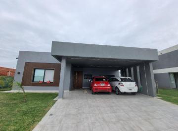 Casa de 5 ambientes, Ezeiza · San Felipe de Canning! 3 Dorm. Amplios y Piscina! Losa Radiante a Gas! Escucha Oferta!