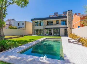 Casa · 350m² · 4 Ambientes · 1 Cochera · Casa Estilo Moderno en El Barrio Los Troncos