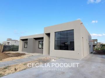 Casa · 240m² · 5 Ambientes · 3 Cocheras · Casa en Venta Barrio Los Talas