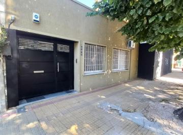 Casa · 208m² · 7 Ambientes · 1 Cochera · Casa en Venta en La Plata, Pileta.