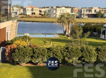 Casa · 210m² · 5 Ambientes · 6 Cocheras · Casa en Terralagos